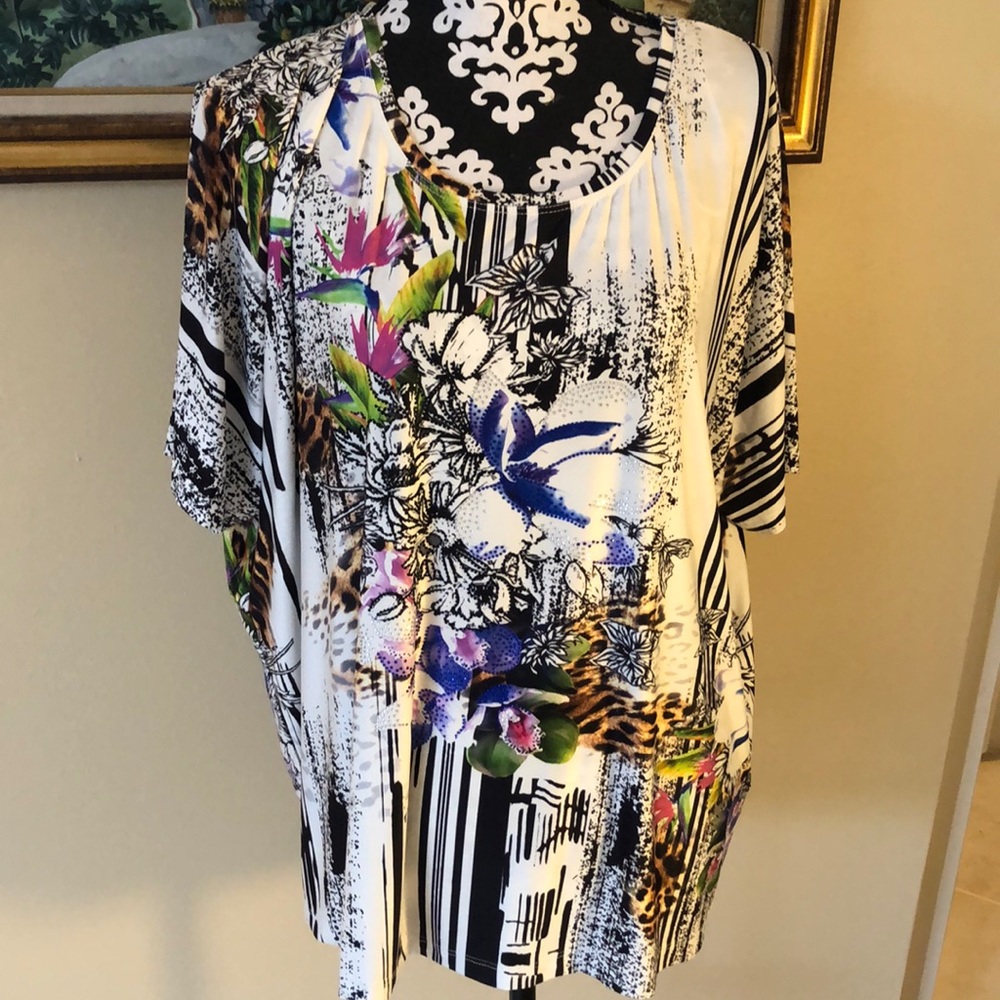 Kazee 👑 Comfy Soft fabric leopard tropical print top drapes beautifully